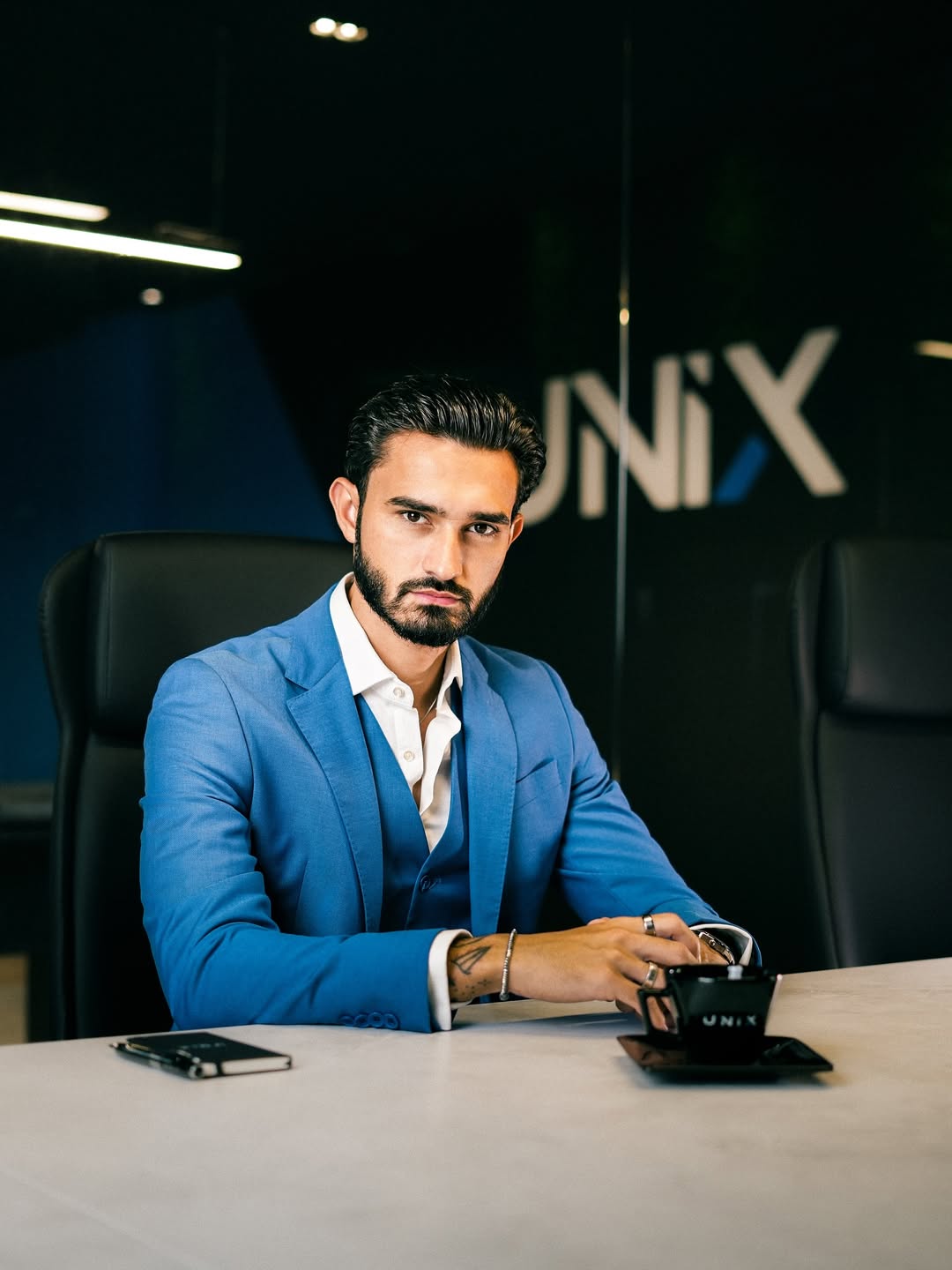 Imagem ilustrativa de um profissional em escritório